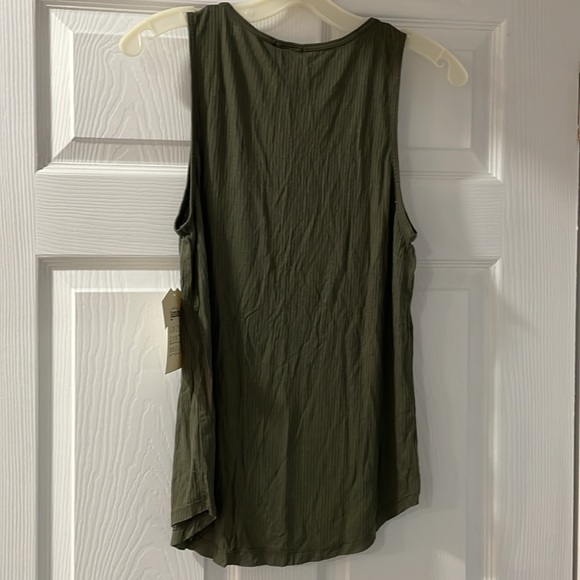 Blooms Tank - Picture 6 of 6